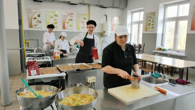 Uczniowie CKZiU w Sosnowcu codziennie przygotowują posiłki dla gości z Ukrainy, którzy znaleźli tymczasowe schronienie w budynku Gastronomika przy ulicy Wawel 

Zobacz kolejne zdjęcia/plansze. Przesuwaj zdjęcia w prawo - naciśnij strzałkę lub przycisk NASTĘPNE