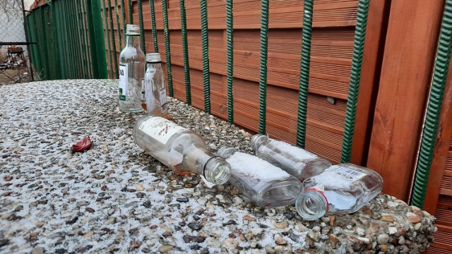 Kalisz: Butelki po małpkach zaśmiecają miasto. Są niemal wszędzie