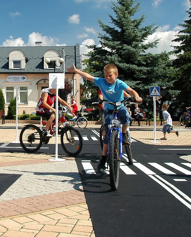 W miasteczku komunikacyjnym młodzi ludzie będą mogli między innymi ćwiczyć swoje umiejętności w kierowaniu jednośladem a nawet zdać egzamin na kartę rowerową