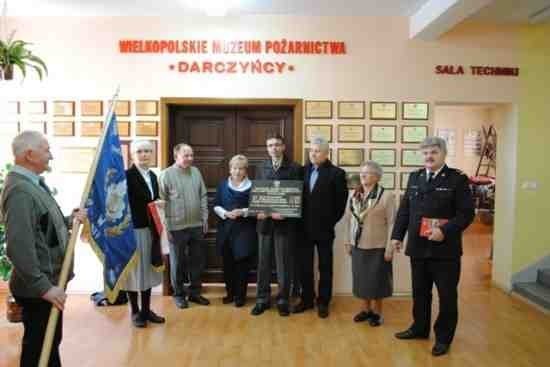 Delegacja emerytów wraz z Komendantem Powiatowym udała się do muzeum, gdzie zostały przekazane sztandar i tablica
