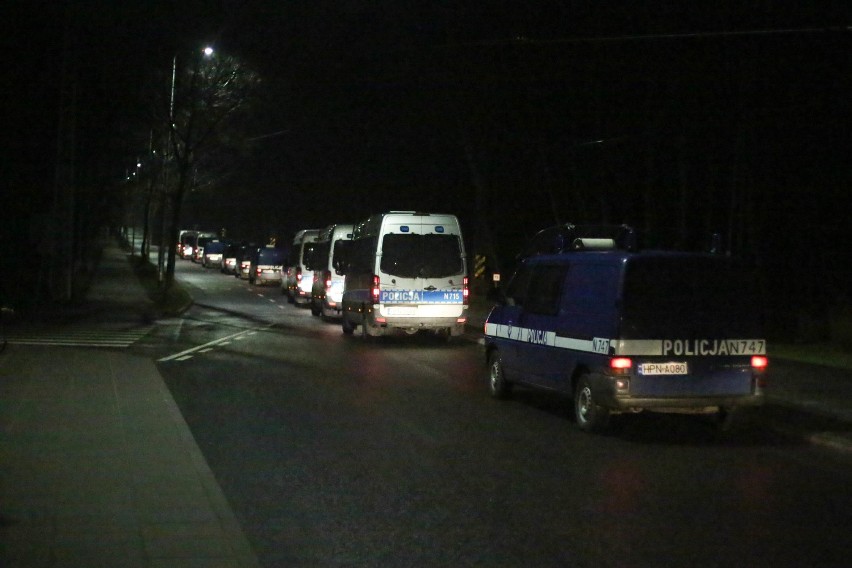 Akcja policji na gdańskich Stogach. Poszukiwania paralotniarza z Pruszcza Gdańskiego [ZDJĘCIA]
