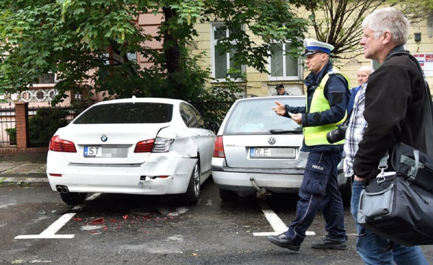 Wypadek na ulicy Okrzei w Legnicy,zderzyły się trzy auta [ZDJĘCIA]