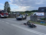 Wypadek w Bąckiej Hucie - samochód zderzył się z motocyklem. Kierowca jednośladu trafił do szpitala