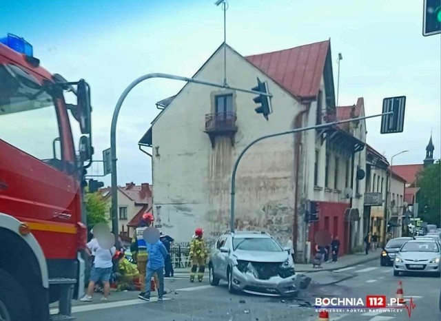 Wypadek z udziałem samochodu osobowego i busa w Bochni, 11.06.2024