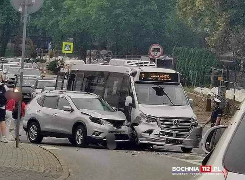 Wypadek w centrum Bochni, na skrzyżowaniu Konstytucji 3 Maja-Solna Góra zderzył się samochód osobowy z busem, jedna osoba ranna