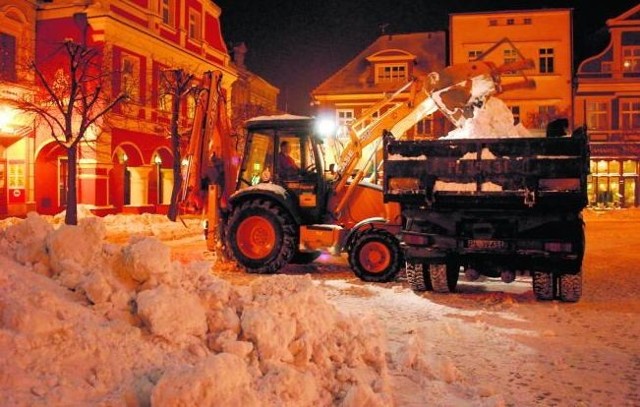 Od piątku z centrum Leszna wywożono śnieg. Roboty wykonywano głównie w porze wieczornej i nocnej, gdy jest mały ruch