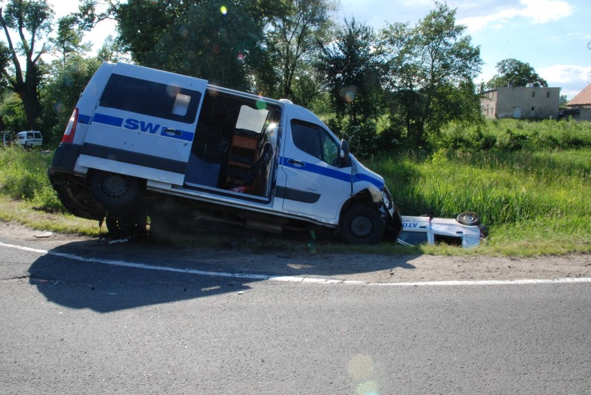 Strzegom: Samochód z więźniami zepchnął fiata do rowu