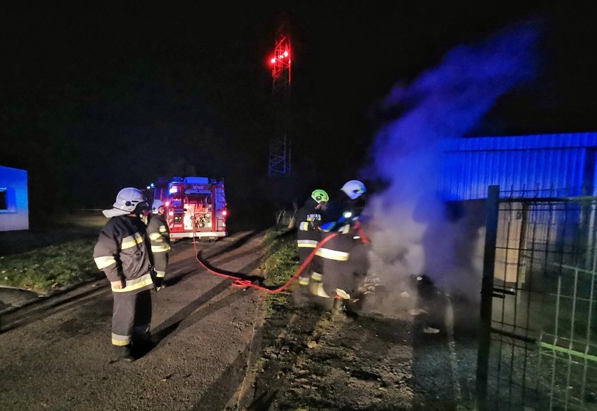 Dwie jednostki straży pożarnej brały udział w gaszeniu pożaru na terenie Szkoły Podstawowej w Białobłotach