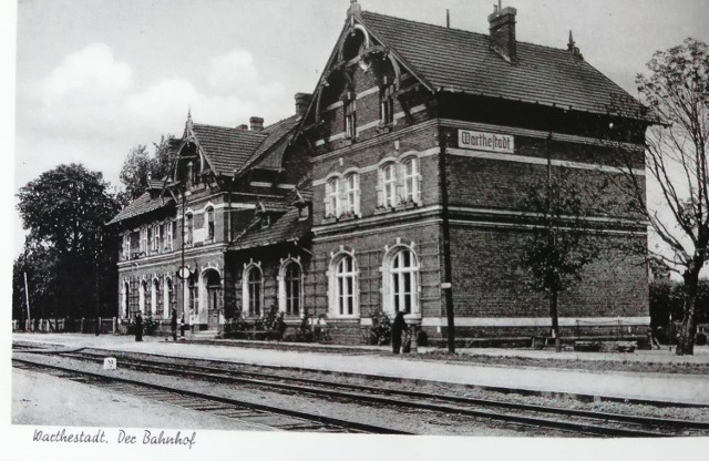 W mieście i gminie Wronki znajduje się wiele zabytkowych obiektów. Jednym z nich jest dworzec kolejowy, który został pięknie odrestaurowany. Pocztówka z okresu 20-lecia międzywojennego