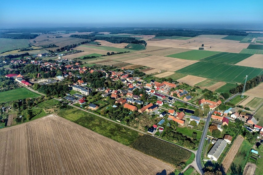 Wieś leży około 15 kilometrów od Świebodzina.