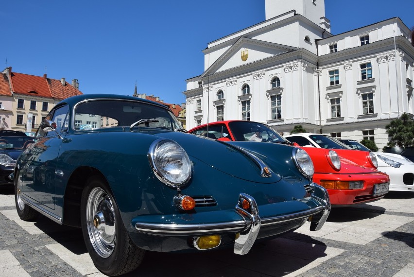 44 samochody firmy Porsche zjechały w sobotnie popołudnie na...