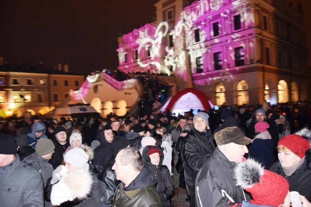 Sylwester w Zamościu. Fisz EmadeTworzywo, Rebeka i lasery. Tak witaliśmy Nowy Rok