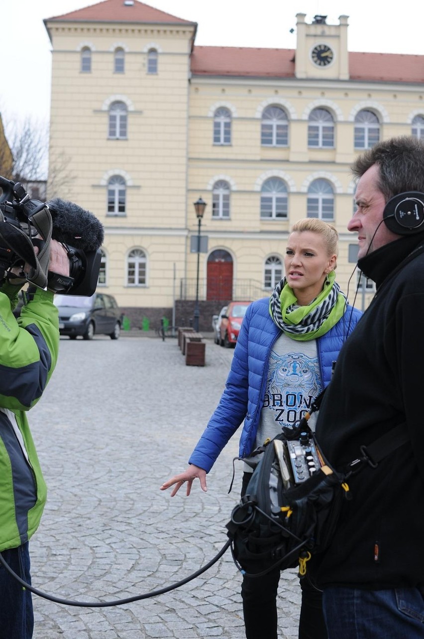 Śrem: program &quot;Nie ma jak Polska&quot; o naszym regionie. Ekipa telewizji w Śremie [ZDJĘCIA]