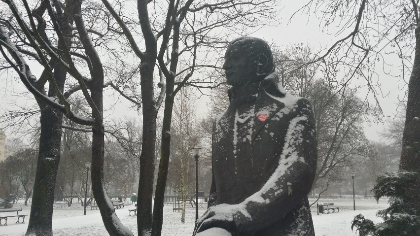 Park Kochanowskiego cały w bieli. Bydgoszcz pod śnieżną pierzynką [zdjęcia]