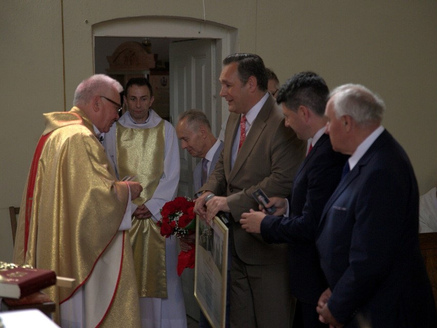 Proboszcz z Nowego Dworu świętował 50. rocznicę święceń kapłańskich. W tym wyjątkowym dniu towarzyszyli mu politycy, samorządowcy,mundurowi