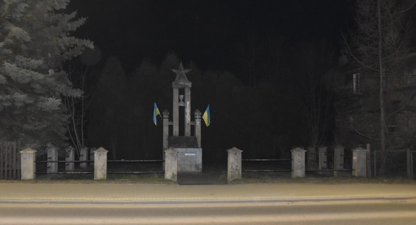 Malbork. Flagi Ukrainy na pomniku z gwiazdą przy Sikorskiego i zaklejona "Armia Czerwona" 