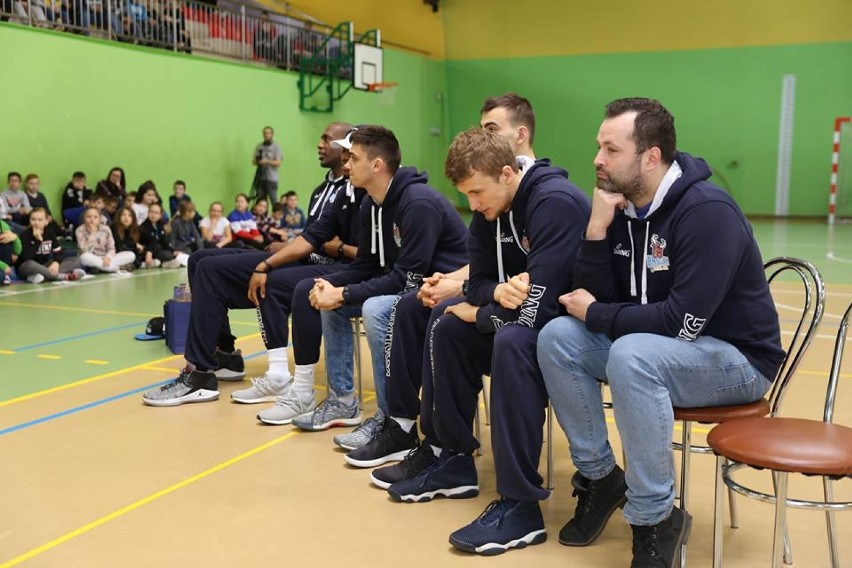 KOBYLIN: Zawodnicy Arged BM Slam Stal Ostrów Wlkp. z lekcją koszykówki [GALERIA]