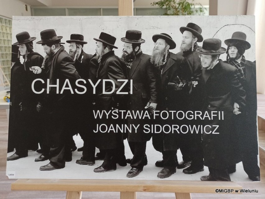 Wernisaż wystawy „Chasydzi” Joanny Sidorowicz w wieluńskiej bibliotece ZDJĘCIA
