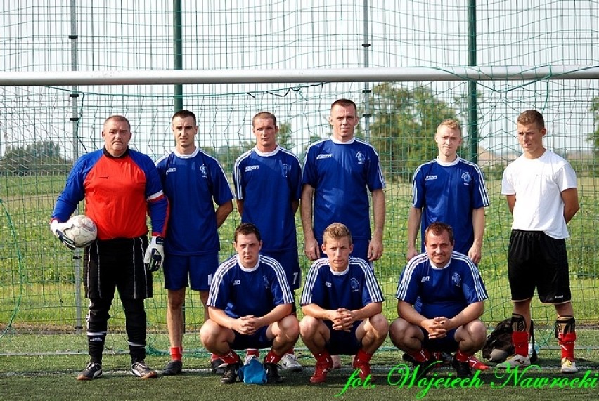 Zwycięska drużyna OSP Gołaszewo w składzie od lewej stoją:...