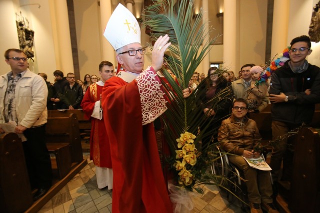 Dziś, w Niedzielę Palmową Męki Pańskiej, w Katedrze Chrystusa Króla w Katowicach święcenie palm odbywało się podczas każdej Mszy świętej. Po południu młodzi całej archidiecezji pielgrzymowali do archikatedry w ramach Światowego Dnia Młodzieży. Uroczystej Eucharystii o godz. 14.00 przewodniczył ksiądz arcybiskup Wiktor Skworc