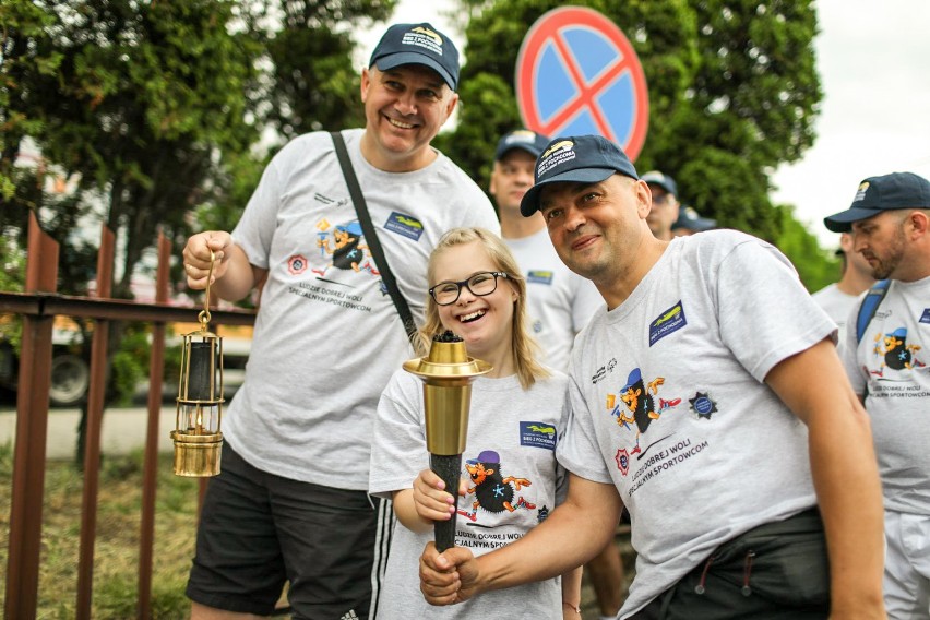 Bieg z Pochodnią Strzegących Prawa na rzecz Olimpiad Specjalnych. Funkcjonariusze pobiegli dla niepełnosprawnych [FOTO]