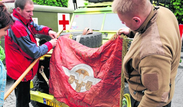 Wśród pamiątek z minionej epoki, ale stanowiących o historii Oleśnicy i Zakładów Naprawczych Taboru Kolejowego, są stare sztandary. M.in. rady zakładowej i rady kobiet