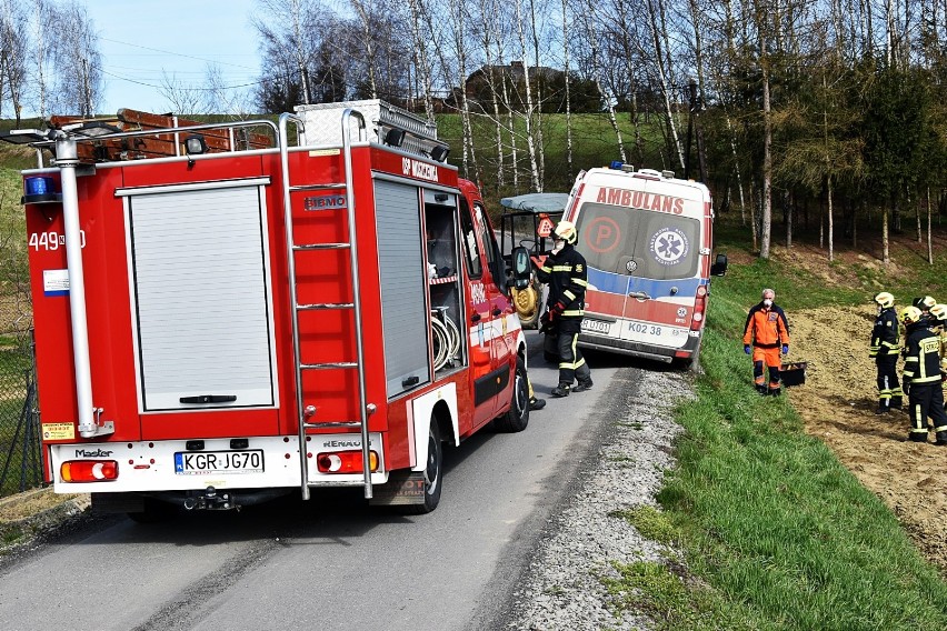 Strażacy ratowali karetkę która zawisła nad wysokim poboczem...