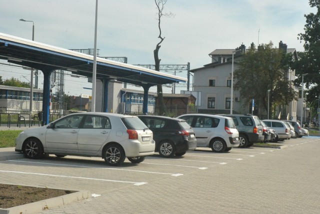 KOŚCIAN. Parking przy dworcu PKP jest otwarty. Znalazło się tam miejsce na sto aut oraz 300 rowerów. Kierowcy długo na to czekali