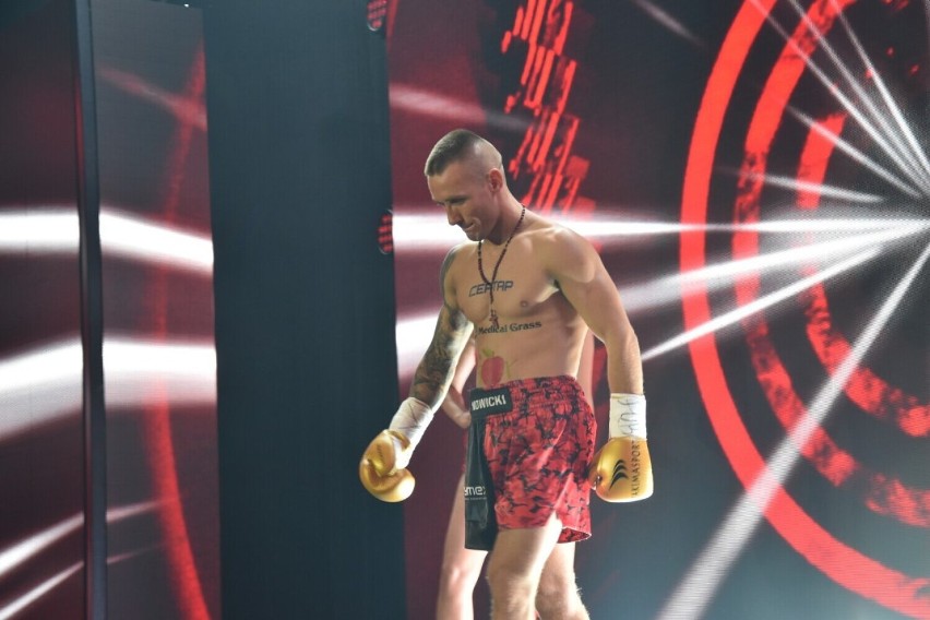 Jedenaste zwycięstwo oborniczanina Tomasza Nowickiego na gali Tymex Boxing Night!