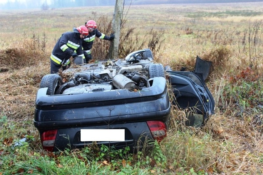 Wypadek w Woli Lipowskiej. Auto dachowało w rowie