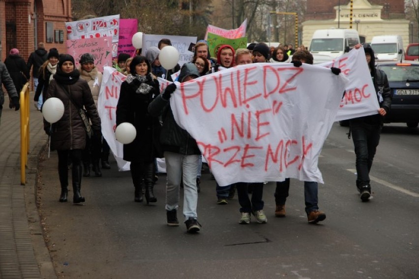 Marsz Białej Wstążki w Tczewie. Młodzież protestowała przeciwko przemocy. ZOBACZ ZDJĘCIA