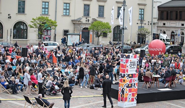 Tegoroczna edycja festiwalu Off Camera odbędzie się w formule hybrydowej, ale i organizatorzy, i miłośnicy kina z pewnością najbardziej czekają na spotkania w kinie, miasteczku festiwalowym i na ulicach Krakowa