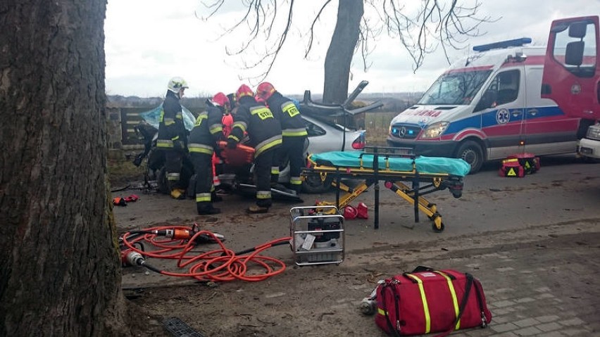 Wypadek na trasie Połczyno - Darzlubie. Mercedes zderzył się z osobówką. Trzy osoby ranne | ZDJĘCIA