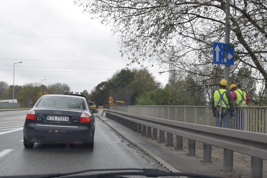 Tarnów. Ulica Kwiatkowskiego rozkopana. Objazd przez zajezdnię autobusową