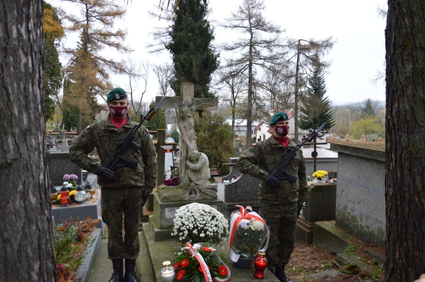 Kwiaty na grobach polskich bohaterów na cmentarzu w...