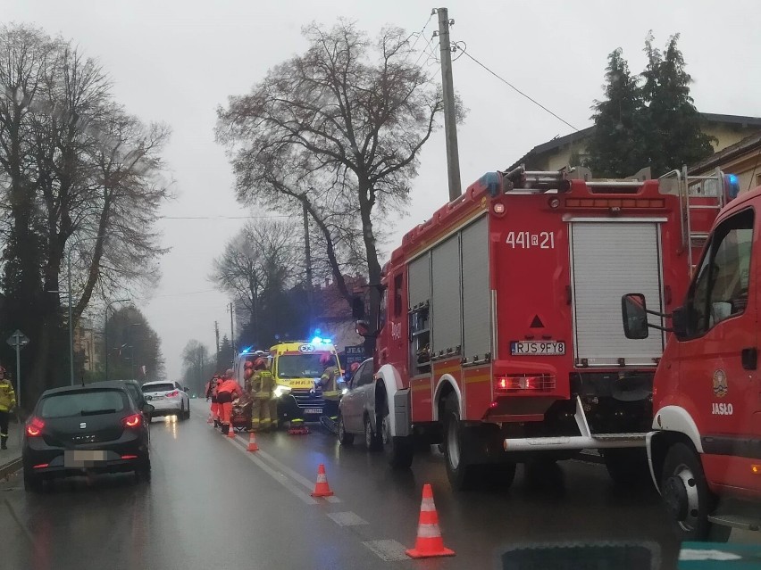 Kolizja cyklistów w Jaśle. 72-latek najechał na 85-latka, starszy z mężczyzn w szpitalu