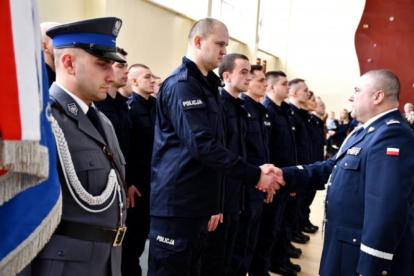 W podlaskiej policji jest 30 nowych funkcjonariuszy. Ślubowanie policjantów (06.03.2020)