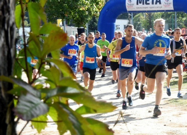 W sobotę, 28 września 2019 r., w samo południe odbyła się 4. edycja Charytatywnego Biegu Gladiatora. Celem tej sportowej imprezy było zdobycie funduszy na rehabilitację i wsparcie zielonogórzanina Rafała Adamczaka. 



Tym razem impreza odbywała się na terenie Lotnika, gdzie stworzono miasteczko pełne atrakcji. Uczestnicy po raz kolejny pobiegli w pięknym i wymagającym Parku Poetów. Do pokonanie mieli dystans 6 km. W ramach imprezy odbył się również bieg dla dzieci. 

Rafał Adamczak jest trzykrotnym mistrzem Polski w akrobatyce sportowej, koszykarzem, młodym, wysportowanym człowiekiem. W czasie, kiedy podjął pracę w hiszpańskim parku rozrywki i występował w roli gladiatora (stąd nazwa biegu) uległ poważnemu wypadkowi.

Gladiatorzy połączyli swoje siły i po raz czwarty zorganizowali bieg Gladiatorów dla Gladiatora. Pieniądze, które udało się zebrać przeznaczone zostaną na rehabilitację Rafała.