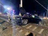 Wypadek w Grębocicach. Audi wypadło na tory. Kierowca uciekł z miejsca zdarzenia. AKTUALIZACJA