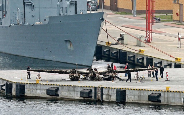 Unikalny na skalę światową zabytek, wrak amerykańskiego bombowca Douglas A-20 wydobyto z dna Bałtyku i przetransportowano w weekend do Portu Wojennego w Gdyni. 

W akcji brał udział specjalistyczny statek naukowo-badawczy „St. Barbara”. Douglas A-20, pochodzący z czasów II wojny światowej, leżał w okolicach Rozewia, na głębokości około 15 m. 

Po wydobyciu wraku w całości stanowił będzie on niezwykle cenny eksponat dla polskiego muzealnictwa. Na całym świecie zachowało się zaledwie dwanaście tego typu samolotów.

Bombowiec Douglas A-20 na dnie Bałtyku. Akcja wydobycia wraku w październiku 2013odwołana [ZDJĘCIA]