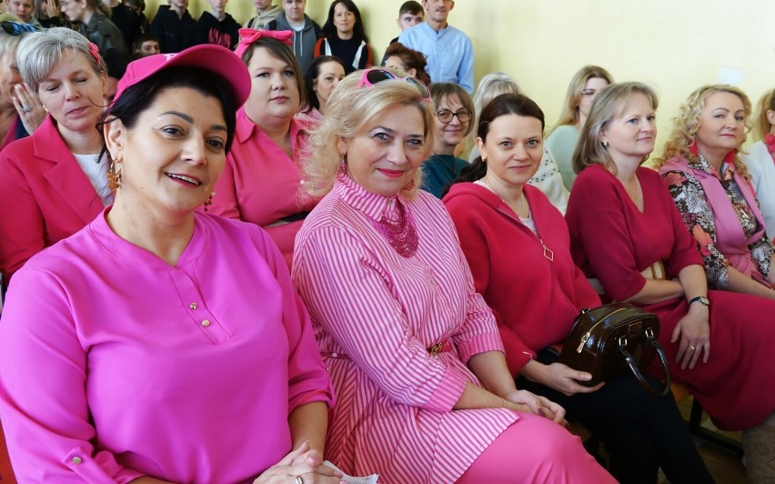 Dzień Kobiet w stylu Barbie w Zespole Szkół Drzewnych i Ochrony Środowiska w Radomsku. ZDJĘCIA