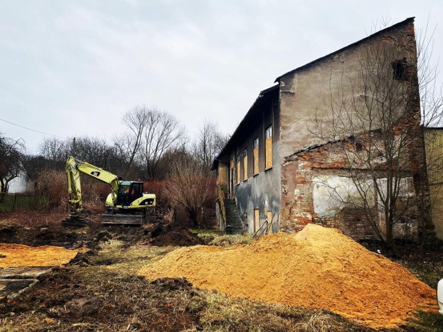 Przebudowa ul. Spółdzielców w Wadowicach rozpoczęła się od rozbiórki opustoszałego budynku przy skrzyżowaniu alei Matki Bożej Fatimskiej i Poprzecznej.