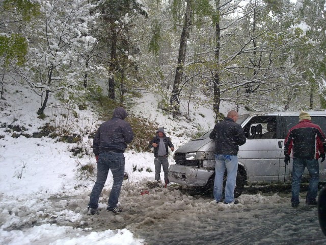 Auto po dachowaniu przez Barcinkiem