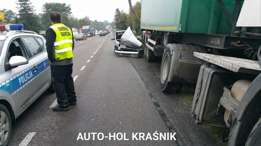 Zderzenie trzech aut w Lasach k. Kraśnika. Jedna osoba ranna (ZDJĘCIA)