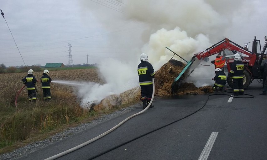 Groźny pożar. Spłonęła przyczepa przewożąca baloty słomy