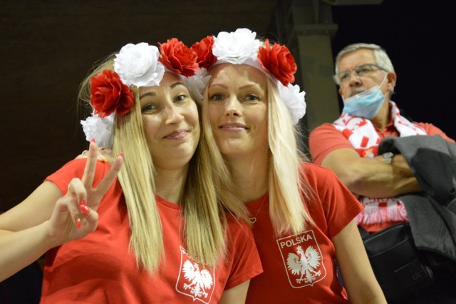 Stadion żużlowy im. Edwarda Jancarza w Gorzowie znów drżał w posadach od tumultu, jaki robili kibice podczas drugiego turnieju z cyklu Grand Prix. Podobnie, jak w pierwszych zawodach fani speedway'a największą wrzawę robili, jak na torze pojawiał się mistrz świata Bartosz Zmarzlik. As miejscowej Stali znów na początku zawodów znów bawił się jazdą i sięgnął po kolejne zwycięstwa, ale końcówkę imprezy nie miał już tak udanej. Tym razem gorzowianin zakończył rywalizację w wyścigu półfinałowym, w którym zajął trzecie miejsce. 

Zobaczcie w naszej GALERII zdjęć, jak kibice wspaniale dopingowali żużlowców >>>> 