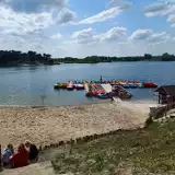 Nowości w Kryspinowie. Nad zalewem powstały plaża dla psów, boiska do piłki plażowej, jacuzzi i… sauna ZDJĘCIA