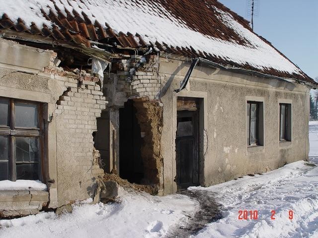 &#8233;&#8233;W sieni budynku hula wiatr, bo ściana runęła i zarwał się dach