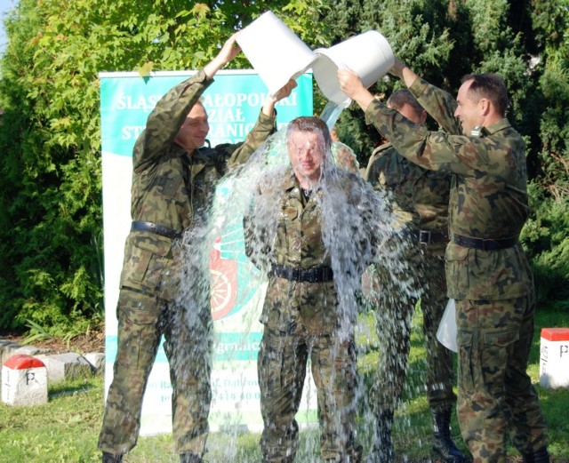 Akcja Splash w Raciborzu. Komandant SG oblał się wodą i nominował Lenka