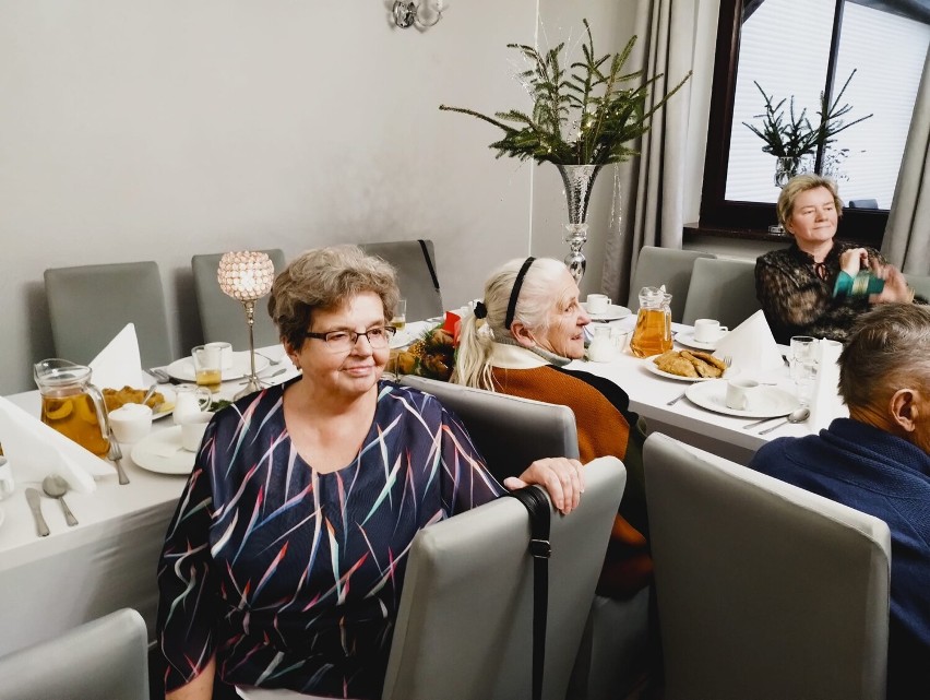 Uroczysta wigilia seniorów z DD Senior - Wigor w restauracji Millenium w Złotowie